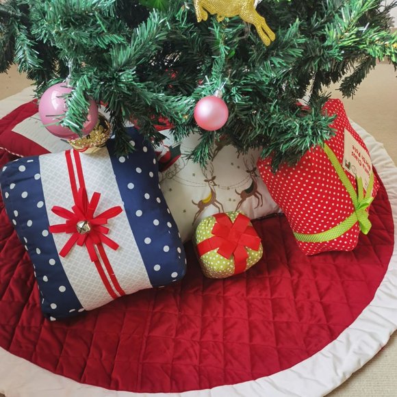 New-Red Velvet Quilted Christmas Tree Skirt--Ivory Cuff - Picture 3 of 6